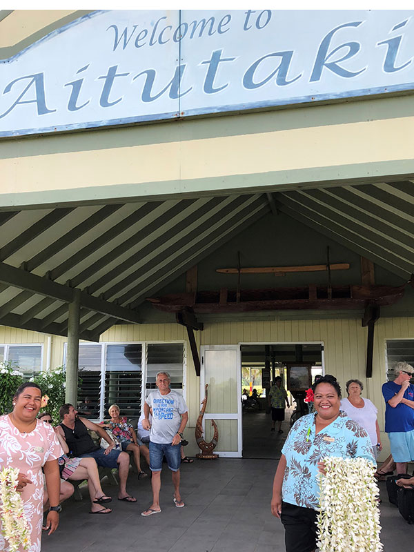 Välkomsthälsning till Cooköarna med blomstergirlanger