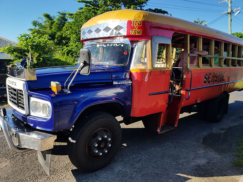 Färgglad buss på Samoa