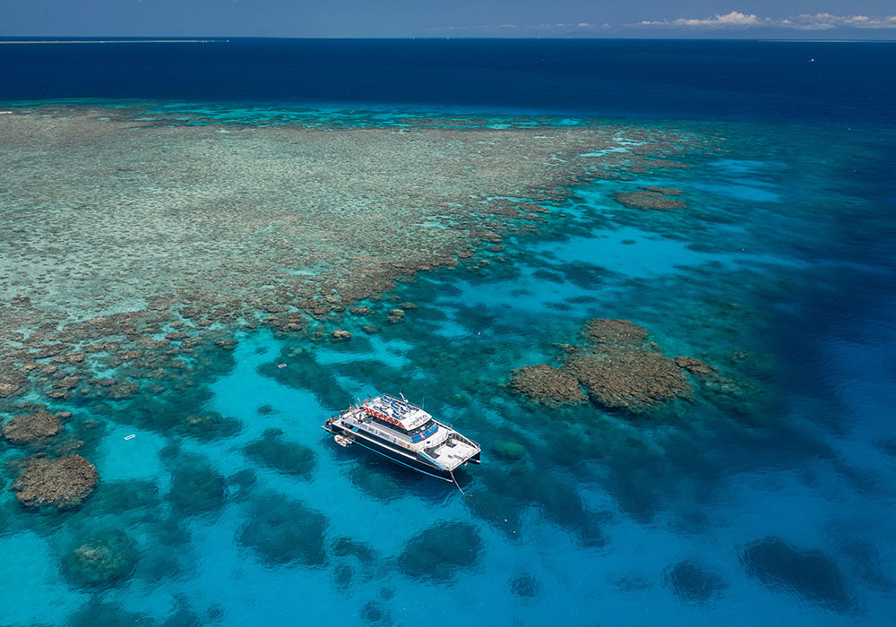 Aerial view of the boat on the reef with Dreamtime Dive and Snorkel, Great Barrier Reef, QLD. Bild: Tourism and Events Queensland