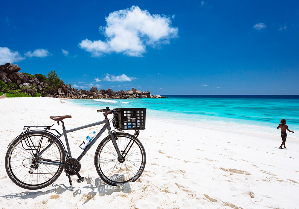Seychellerna. Cykel på stranden. 